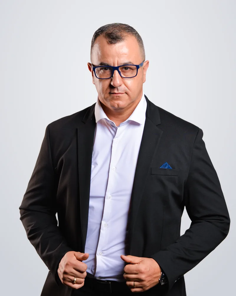 Dr. Max Vieira